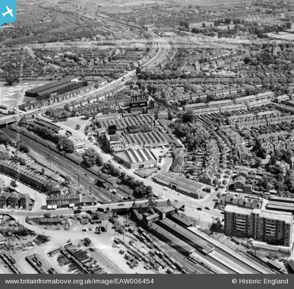 eaw006454-england-1947-acton-main-line-railway-station-the-wall-s