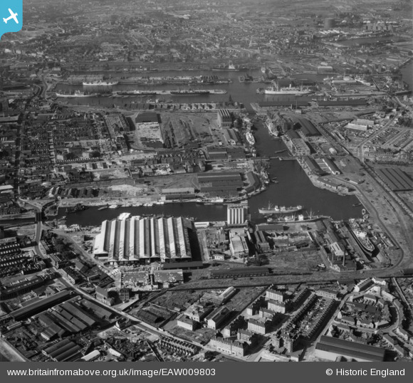eaw009803 ENGLAND (1947). The West India Docks and Millwall Dock, Isle ...