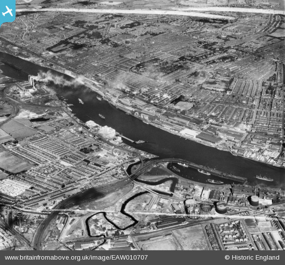 EAW010707 ENGLAND (1947). Dunston Staiths, the River Tyne, the Vickers ...