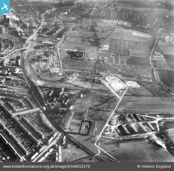 EAW013179 ENGLAND (1948). The Croydon B Power Station And Cooling ...