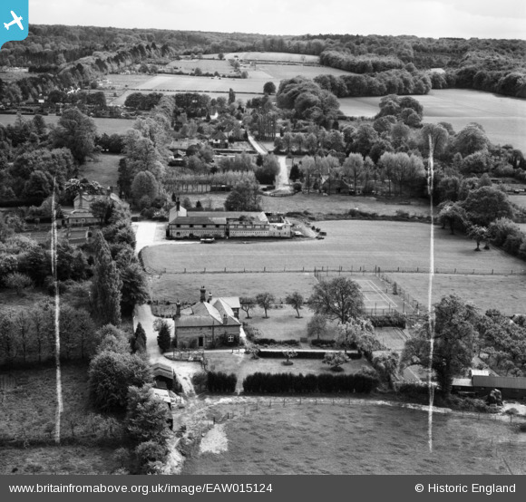 eaw015124 ENGLAND (1948). Fangate Manor Farm and the surrounding area