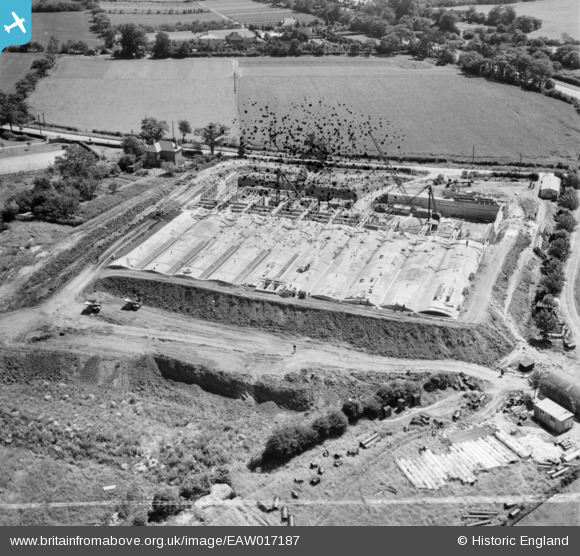 EAW017187 ENGLAND (1948). A covered reservoir under construction on ...