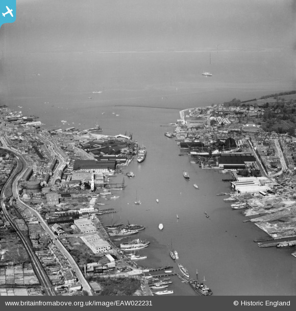 eaw022231 ENGLAND (1949). Cowes Harbour, East Cowes and the town, Cowes ...