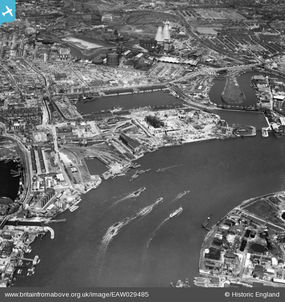 EAW029485 ENGLAND (1950). Brunswick Wharf Power Station under ...