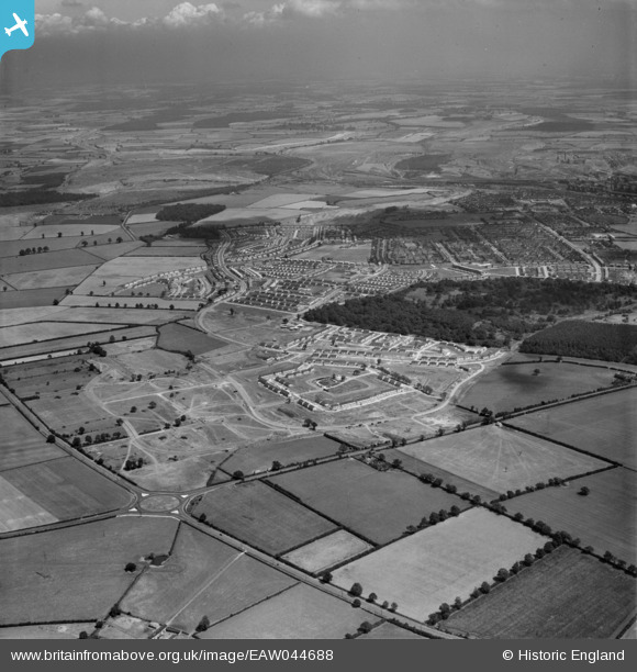 eaw044688 ENGLAND (1952). The Lodge Park Estate under construction ...