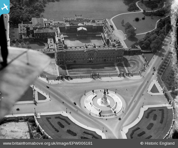 ein Foto von "Britain from above", das den Buckingham Palace 1921 zeigt (via https://britainfromabove.org.uk/image/EPW006181)