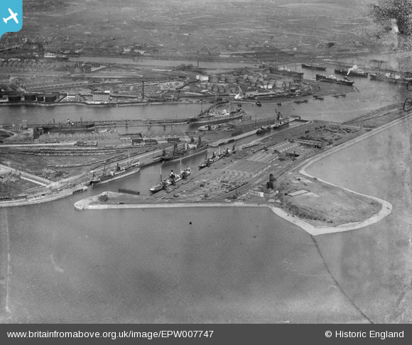 epw007747 ENGLAND (1922). Ramsden Dock Basin and lock, Barrow-in ...