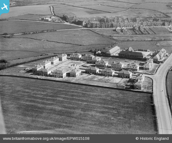 epw015108 ENGLAND 1926 . Housing and school buildings under