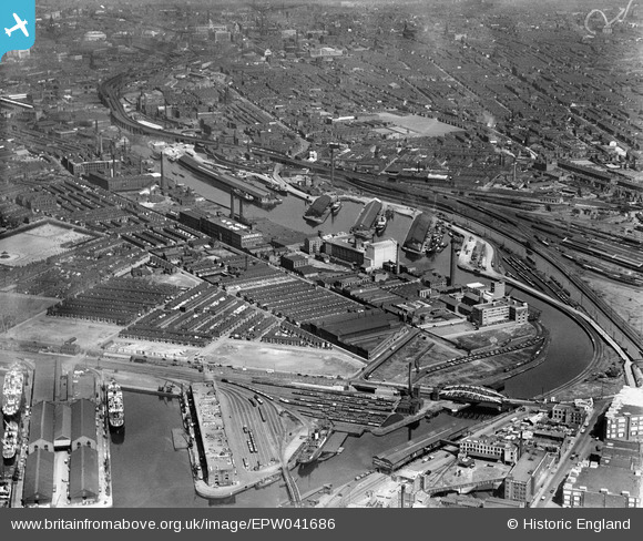 EPW041686 ENGLAND (1933). The Pomona Docks alongside the Manchester ...