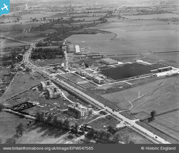 EPW047565 ENGLAND (1935). The De Havilland Works, hangars and club ...