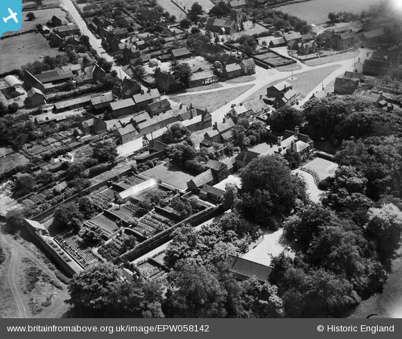 EPW058142 ENGLAND (1938). The Hall and gardens, Maypole Green and the ...