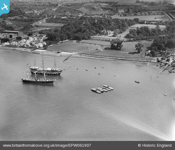 EPW061907 ENGLAND (1939). The Cutty Sark tea clipper and HMS Worcester ...