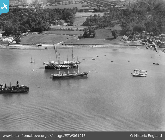 EPW061913 ENGLAND (1939). The Cutty Sark tea clipper and HMS Worcester ...