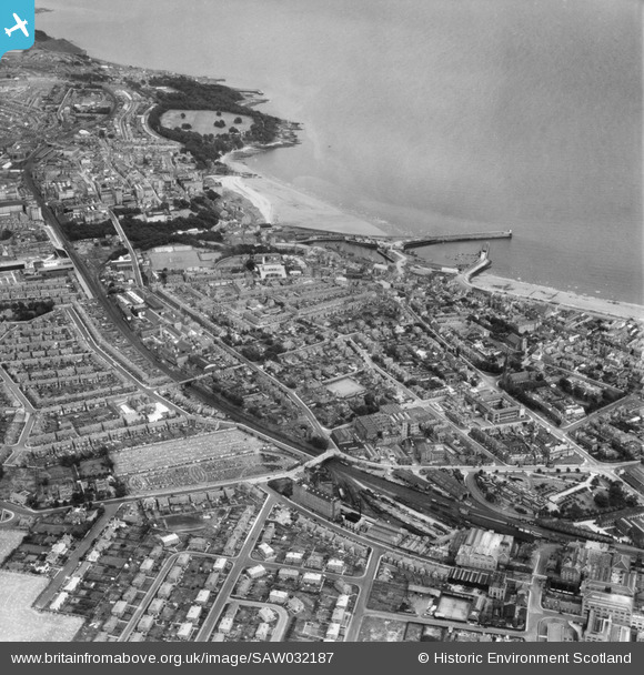 SAW032187 SCOTLAND (1950). Kirkcaldy, general view, showing Kirkcaldy ...