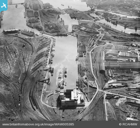 WAW005385 WALES (1947). View of Roath Dock, Cardiff, showing Spillers ...