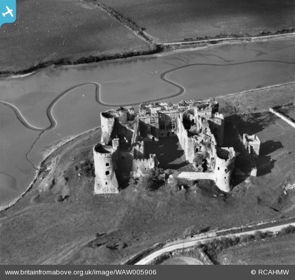 waw005906 WALES (1947). View of Carew castle. Oblique aerial photograph ...