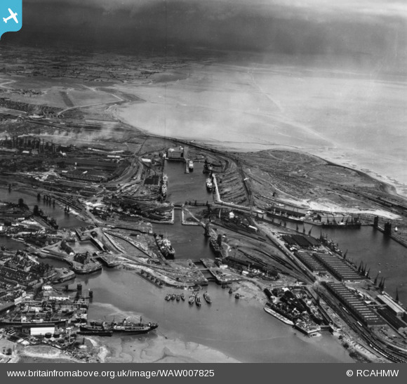 WAW007825 WALES (1947). View of Cardiff docks from the west. Oblique ...