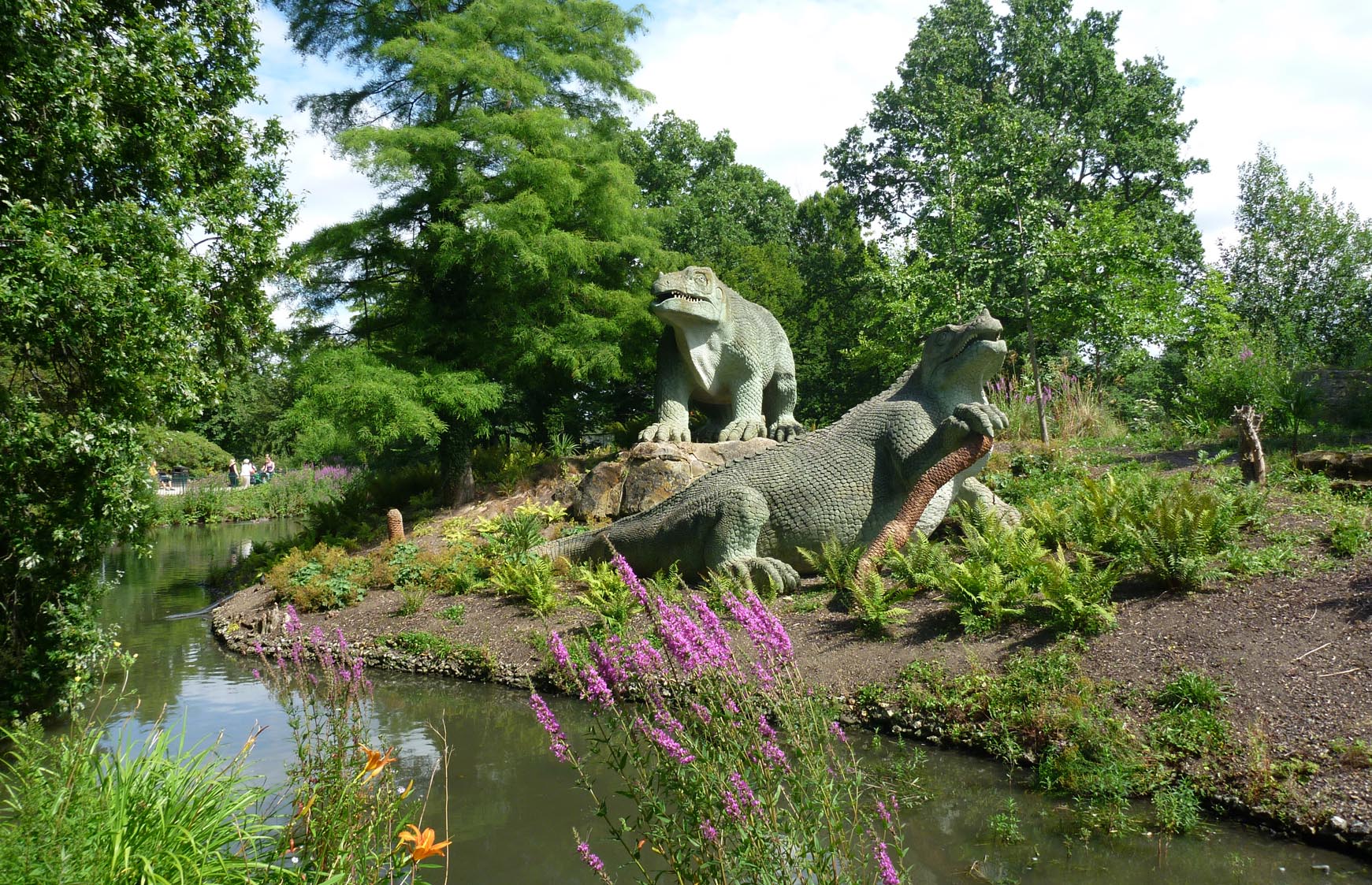 Парк кристальный. Crystal Palace Park (парк с динозаврами). Кристалл Палас парк. Кристал Пэлас парк Лондон. Парк Хрустального дворца в Лондоне.