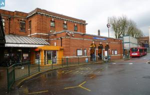 epw028190 ENGLAND (1929). Golders Green railway station, Finchley Road ...